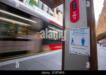 Sydney, Australie. 19 septembre 2020. Un avis COVID-19 est affiché à une station de train léger à Sydney, en Australie, le 19 septembre 2020. L'Australie a confirmé dimanche 19 nouveaux cas de COVID-19, le plus faible depuis environ trois mois. Au dimanche après-midi, il y avait eu au total 26,898 cas confirmés de COVID-19 en Australie. Credit: Hu Jingchen/Xinhua/Alay Live News Banque D'Images