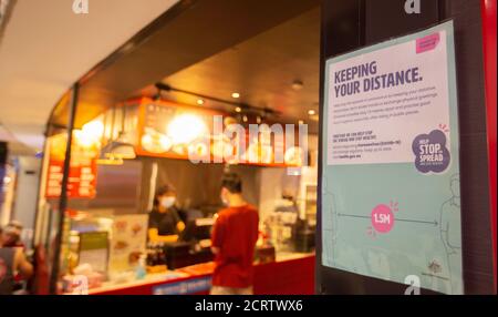 Sydney, Australie. 19 septembre 2020. Un avis COVID-19 est affiché à l'extérieur d'un restaurant à Sydney, en Australie, le 19 septembre 2020. L'Australie a confirmé dimanche 19 nouveaux cas de COVID-19, le plus faible depuis environ trois mois. Au dimanche après-midi, il y avait eu au total 26,898 cas confirmés de COVID-19 en Australie. Credit: Hu Jingchen/Xinhua/Alay Live News Banque D'Images