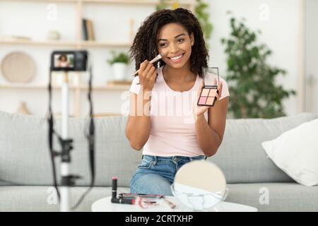 Artiste de maquillage africain Lady Making vidéo pour Blog à la maison Banque D'Images