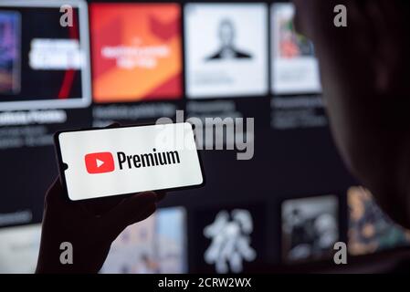 Wroclaw, Pologne - SEP 16, 2020: Homme tenant un smartphone avec le logo YouTube Premium à l'écran. YouTube Premium est un service de streaming vidéo payant de développement Banque D'Images