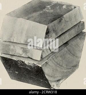 . Le journal technique de Bell System . ■^v. Figure 2—cristal partiellement assemblé montrant la relation de la dalle avec les axes du cristal. Une étude plus approfondie des coefficients de température a montré que les ringsrestant après les petits disques avaient été coupés de la plus grande, Banque D'Images