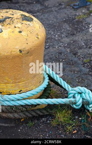 Un bollard amarre à Dunbar Harbour, en Écosse. Banque D'Images