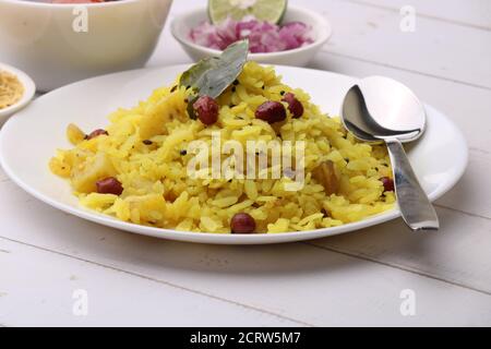 Aloo/Kanda Poha ou Tarri Pohe avec masala/cari épicé. Servi dans une assiette en céramique. Banque D'Images