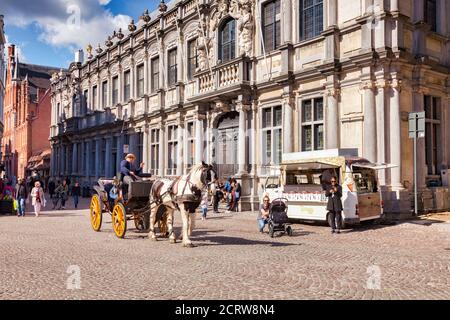 25 septembre 2018 : Bruges, Belgique - circuit à cheval et en calèche dans le Burg, la place principale de la vieille ville. Aussi une fourgonnette de glace, et les gens wa Banque D'Images