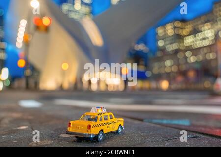 Foyer sélectif du jouet de taxi classique jaune garé par le La nuit à la gare d'Oculus dans Lower Manhattan Banque D'Images
