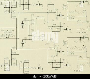 . Le journal technique du système Bell . elays a opéré releThe Group Restore (gr) et tous les relais Busy (ab) rétablissant le contrôle des témoins de ralenti sur tous les tableaux de commutation d'origine vers les lignes de réseau associées. La synchronisation est obtenue au moyen de tubes de gaz à cathode froide dans le com-bination avec des circuits de résistance-capacité. L'écart de commande du tube de gaz (bornes 1 et 4) est connecté au condensateur qui est normalement court-circuité à 510 ohms. Pour démarrer le calage, le relais gt élimine le court-circuit autour du condensateur et connecte la masse via le relais tf en série avec le condensateur et t. Banque D'Images