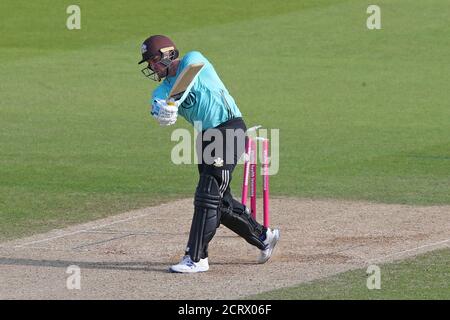 Londres, Royaume-Uni. 20 septembre 2020. LONDRES, ANGLETERRE, SEPTEMBRE 20 2020: Jason Roy de Surrey est empaqué par Matt Milnes de Kent pendant le match de Blast de vitalité Surrey contre Kent au terrain de cricket ovale de Kia, Londres, Angleterre, 20 septembre 2020 crédit: European Sports photo Agency/Alay Live News Banque D'Images