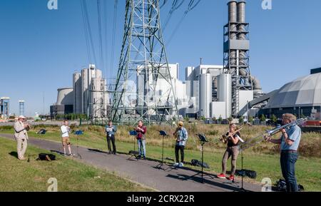 Hambourg, Allemagne. 20 septembre 2020. Les musiciens jouent sur leurs instruments à vent pour le redressement énergétique devant la centrale au charbon de Moorburg. L'initiative des églises interconfessionnelles « les Églises pour l'avenir » exige une plus grande vitesse dans le passage de l'énergie fossile à l'énergie renouvelable au début de la semaine climatique de Hambourg. Credit: Markus Scholz/dpa/Alay Live News Banque D'Images