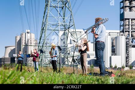 Hambourg, Allemagne. 20 septembre 2020. Les musiciens jouent sur leurs instruments à vent pour le redressement énergétique devant la centrale au charbon de Moorburg. L'initiative des églises interconfessionnelles « les Églises pour l'avenir » exige une plus grande vitesse dans le passage de l'énergie fossile à l'énergie renouvelable au début de la semaine climatique de Hambourg. Credit: Markus Scholz/dpa/Alay Live News Banque D'Images