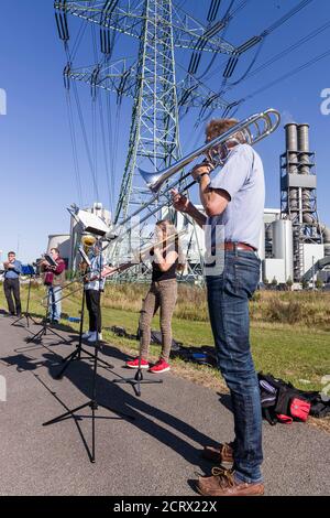 Hambourg, Allemagne. 20 septembre 2020. Les musiciens jouent sur leurs instruments à vent pour le redressement énergétique devant la centrale au charbon de Moorburg. L'initiative des églises interconfessionnelles « les Églises pour l'avenir » exige une plus grande vitesse dans le passage de l'énergie fossile à l'énergie renouvelable au début de la semaine climatique de Hambourg. Credit: Markus Scholz/dpa/Alay Live News Banque D'Images