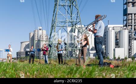 Hambourg, Allemagne. 20 septembre 2020. Les musiciens jouent sur leurs instruments à vent pour le redressement énergétique devant la centrale au charbon de Moorburg. L'initiative des églises interconfessionnelles « les Églises pour l'avenir » exige une plus grande vitesse dans le passage de l'énergie fossile à l'énergie renouvelable au début de la semaine climatique de Hambourg. Credit: Markus Scholz/dpa/Alay Live News Banque D'Images