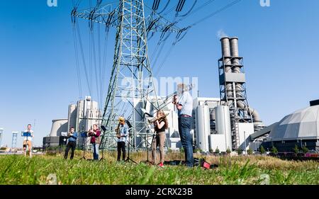Hambourg, Allemagne. 20 septembre 2020. Les musiciens jouent sur leurs instruments à vent pour le redressement énergétique devant la centrale au charbon de Moorburg. L'initiative des églises interconfessionnelles « les Églises pour l'avenir » exige une plus grande vitesse dans le passage de l'énergie fossile à l'énergie renouvelable au début de la semaine climatique de Hambourg. Credit: Markus Scholz/dpa/Alay Live News Banque D'Images
