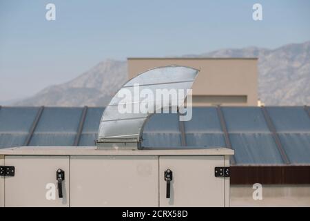 Cheminée d'air galvanisée et électricité en Turquie Banque D'Images