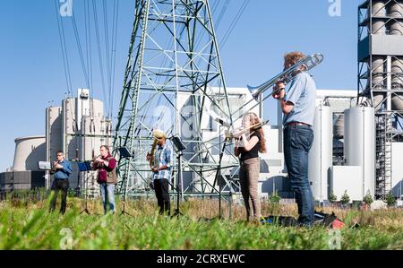 Hambourg, Allemagne. 20 septembre 2020. Les musiciens jouent sur leurs instruments à vent pour le redressement énergétique devant la centrale au charbon de Moorburg. L'initiative des églises interconfessionnelles « les Églises pour l'avenir » exige une plus grande vitesse dans le passage de l'énergie fossile à l'énergie renouvelable au début de la semaine climatique de Hambourg. Credit: Markus Scholz/dpa/Alay Live News Banque D'Images