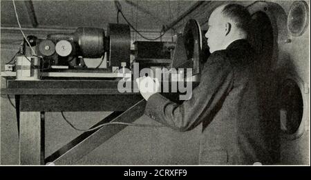 . Le journal technique de Bell System . Figure 8—UN jet ou une éruption dans la couronne photographiée le 18 octobre 1938. ^ ^j&gt; • ^. ^ *^« •x*^ ^ • leoo 1900 GREENWICH CIVIL TIME 2000 Fig. 9—positions de l'évasement de la Fig. 8 aux moments indiqués. La rotation de l'image est due au montage horizontal du télescope. Figure 10—le scanner d'entrée. 260 JOURNAL TECHNIQUE DU SYSTÈME BELL Banque D'Images