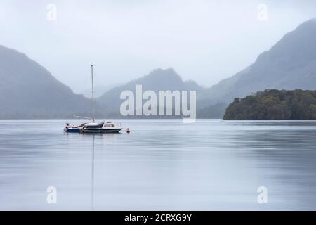 Belle image de paysage de Derwentwater dans English Lake District pendant Matin de la fin de l'été avec de l'eau et des montagnes brumeuses Banque D'Images