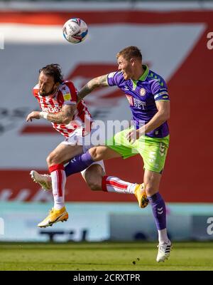 Stoke, Staffordshire, Royaume-Uni. 20 septembre 2020. 20 septembre 2020 ; Bet365 Stadium, Stoke, Staffordshire, Angleterre ; EFL Championship football, Stoke City versus Bristol City ; Steven Fletcher de Stoke City dirige le ballon devant Alfie Mawson de Bristol City crédit: Action plus Sports Images/Alay Live News Banque D'Images