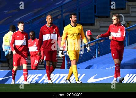 Andrew Robertson de Liverpool (à gauche), Fabinho, le gardien de but Ramses Alisson et Jordan Henderson avant le lancement lors du match de la Premier League à Stamford Bridge, Londres. Banque D'Images