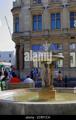 La fontaine de Boots Corner à la jonction de la High Street et la Promenade à Cheltenham Royaume-Uni Banque D'Images