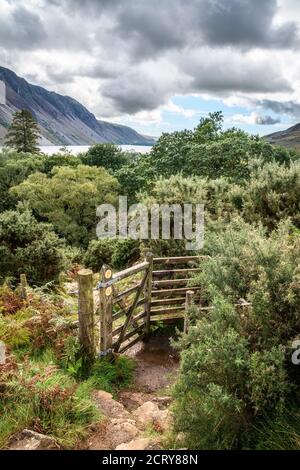 Vue sur le paysage le long de Wast Water dans Lake District tard L'été avec Illgill Head sur la gauche et belle lumière dans le paysage Banque D'Images