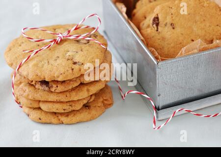 Biscuits aux pépites de chocolat maison fraîchement cuits Banque D'Images
