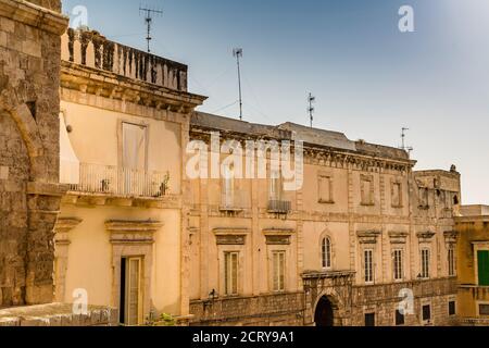 GIOVINAZZO (BA), 30 AOÛT 2020 : la lumière éclaire l'ancien palais de Giovinazzo Banque D'Images