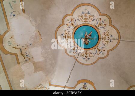 GIOVINAZZO (BA), 30 AOÛT 2020 : la lumière éclaire le plafond de l'ancien palais de Giovinazzo Banque D'Images