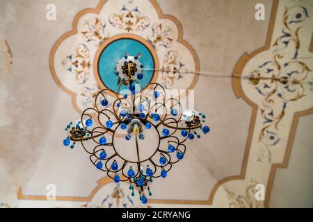 GIOVINAZZO (BA), 30 AOÛT 2020 : la lumière éclaire le plafond de l'ancien palais de Giovinazzo Banque D'Images