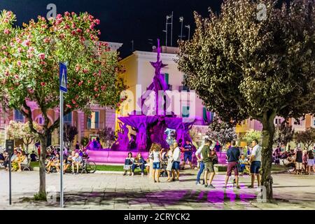 GIOVINAZZO (BA), 30 AOÛT 2020 : touristes visitant Giovinazzo Banque D'Images