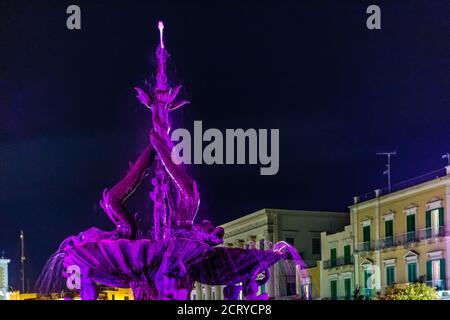 GIOVINAZZO (BA), 30 AOÛT 2020 : l'eau coule de la fontaine triton Banque D'Images