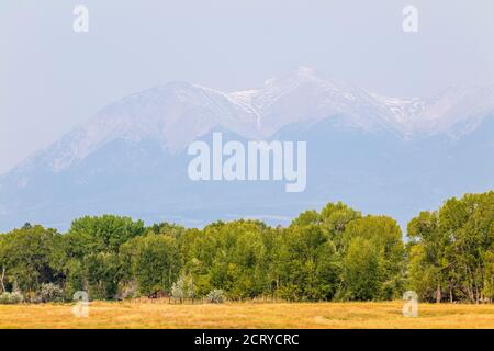 La fumée de Wildfire masque la vue sur le mont Shavano 14,235 pieds; chaîne Sawatch; montagnes Rocheuses; de la vallée de la rivière Arkansas; Salida; Colorado; États-Unis Banque D'Images