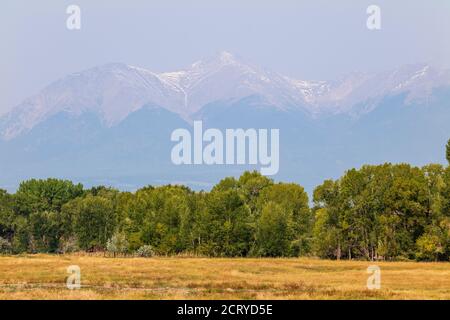 La fumée de Wildfire masque la vue sur le mont Shavano 14,235 pieds; chaîne Sawatch; montagnes Rocheuses; de la vallée de la rivière Arkansas; Salida; Colorado; États-Unis Banque D'Images