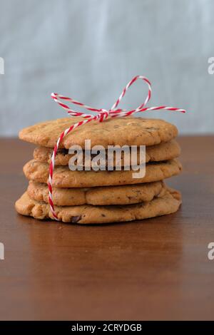 Biscuits aux pépites de chocolat maison fraîchement cuits Banque D'Images