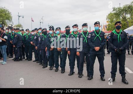 Bangkok, Thaïlande. 20 septembre 2020. Les policiers portant des masques faciaux sont vigilants autour du Sanam Luang pendant la manifestation.les manifestants pro-démocratie ont convergé vers le cœur royal historique de Bangkok pour exiger la démission du gouvernement soutenu par l'armée et les réformes de la monarchie, longtemps considérée comme un sujet tabou en Thaïlande. Les manifestants se sont rassemblés pour la première fois sur le campus universitaire de Thammasat, sur un terrain de football universitaire qui a été le théâtre d'un massacre d'étudiants de gauche par des paramilitaires pro-régime en 1976. Crédit : SOPA Images Limited/Alamy Live News Banque D'Images