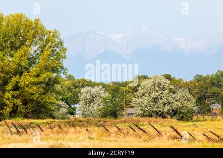 La fumée de Wildfire masque la vue sur le mont Shavano 14,235 pieds; chaîne Sawatch; montagnes Rocheuses; de la vallée de la rivière Arkansas; Salida; Colorado; États-Unis Banque D'Images