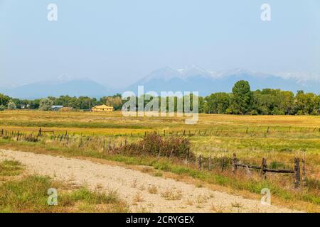 La fumée de Wildfire masque la vue sur le mont Shavano 14,235 pieds; chaîne Sawatch; montagnes Rocheuses; de la vallée de la rivière Arkansas; Salida; Colorado; États-Unis Banque D'Images