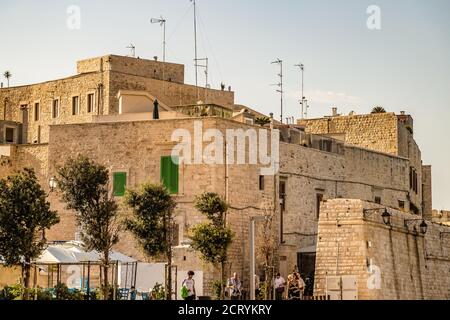 GIOVINAZZO (BA), 30 AOÛT 2020 : touristes visitant Giovinazzo Banque D'Images