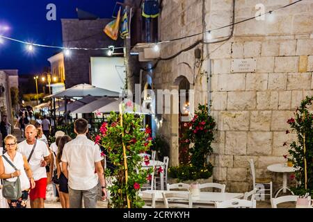 GIOVINAZZO (BA), 30 AOÛT 2020 : touristes visitant Giovinazzo Banque D'Images