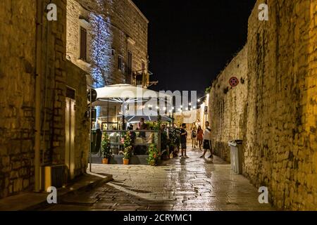 GIOVINAZZO (BA), 30 AOÛT 2020 : touristes visitant Giovinazzo Banque D'Images