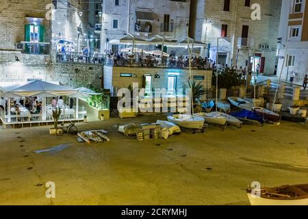 GIOVINAZZO (BA), 30 AOÛT 2020 : touristes visitant Giovinazzo Banque D'Images