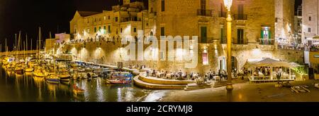 GIOVINAZZO (BA), 30 AOÛT 2020 : touristes visitant Giovinazzo Banque D'Images