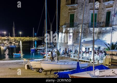GIOVINAZZO (BA), 30 AOÛT 2020 : touristes visitant Giovinazzo Banque D'Images