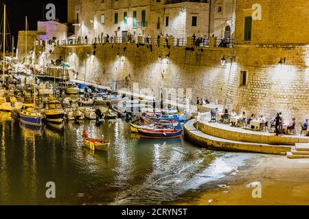 GIOVINAZZO (BA), 30 AOÛT 2020 : touristes visitant Giovinazzo Banque D'Images