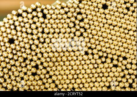 Texture de fond des extrémités usinées des tiges en laiton emballées étroitement ensemble dans un entrepôt ou une usine dans un plein vue du cadre Banque D'Images