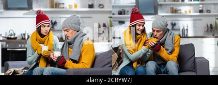 collage de l'homme réchauffant les mains d'une petite amie glaciale, et couple dans des chapeaux chauds et des foulards tenant le thé chaud dans la cuisine, récolte horizontale Banque D'Images