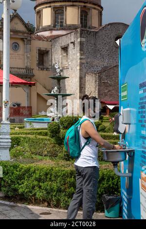 Les femmes se lavent les mains au poste de désinfection au Mexique pendant la période COVID-19 Banque D'Images