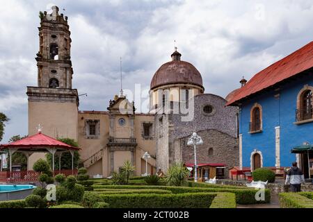 Église catholique, bâtiments coloniaux et parc d'une ville mexicaine Banque D'Images