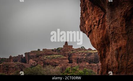 Grotte de badami le temple supérieur de Shivalaya avec image de premier plan de montagne est pris à badami karnataka inde. C'est le site du patrimoine de l'unesco et le lieu d'étonnant Banque D'Images