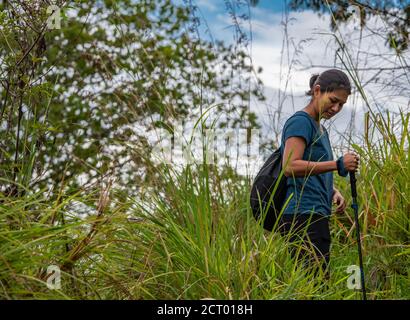 Femme en randonnée jusqu'à Adam's Peak près d'Ella au Sri Lanka Banque D'Images