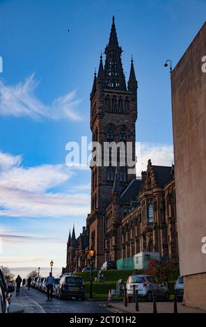 Glasgow/Écosse - novembre 12 2013 : Université de Glasgow à la lumière du soir. Tour et murs. Ciel bleu avec nuages. Banque D'Images